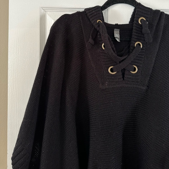 M/L Hooded Pancho - Picture 2 of 5